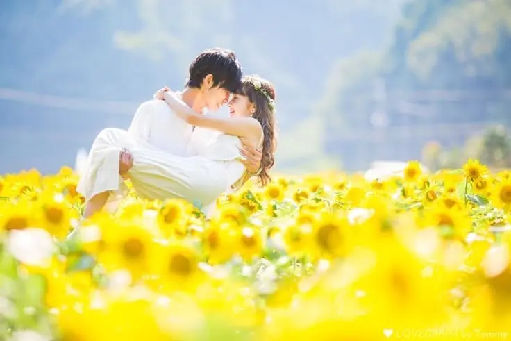 Top 10 Best Couple Posing Ideas For Holidays And Honeymoons